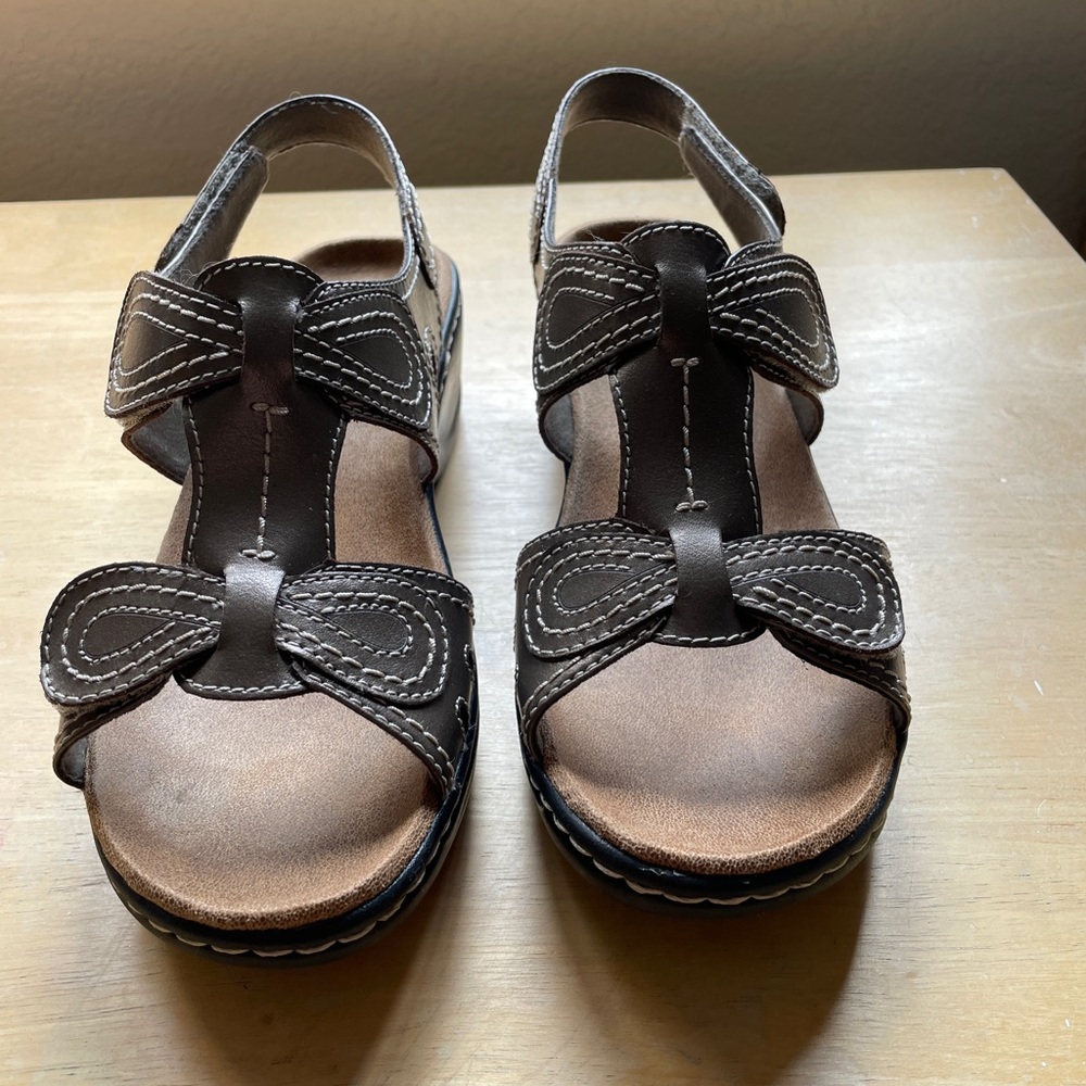 Clarks Lexi Walnut sandals- size 7 W